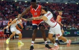L'arrière américain de Monaco Mike James tente de voler le ballon des mains du pivot français de l'Olympiakos Moustapha Fall, lors du quart de finale de l'Euroligue, le 20 avril 2022 à Athènes