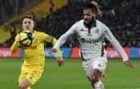 Le milieu de Nantes Valentin Rongier (g) à la lutte avec le Stéphanois Loïs Diony, le 30 janvier 2019 à Nantes