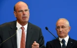 Le patron de la Poste Philippe Wahl (D) et celui de la Caisse des Depots (CDC) Eric Lombard lors d'une conférence de presse le 30 août 2018 au ministère de l'Economie avec Bruno Le Maire qui vient d'annoncer le renforcement du pôle financier de la Banque postale