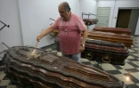 Eduardo Tapia, propriétaire d'une maison funéraire à Buenos Aires, nettoie un cercueil le 3 décembre 2019