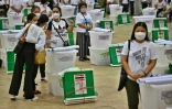 Vérification du matériel de vote avant sa distribution dans les bureaux, à Bangkok, le 13 mai 2023