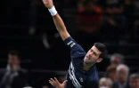 Le Serbe Novak Djokovic face au Britannique Kyle Edmund au 3e tour du Masters 1000 de Paris, le 31 octobre 2019