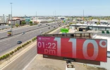Un panneau affiche une température de 43°C à Phoenix, dans l'Etat américain de l'Arizona, le 16 juillet 2023