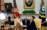 L'émir koweïtien cheikh Sabah al-Ahmad Al-Sabah et le président américain Donald Trump, le 7 septembre 2017 dans le Bureau Oval de la Maison Blanche, à Washington