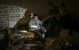 Deux hommes dans la cave de leur habitation à Lyssytchansk, en Ukraine, le 26 mai 2022