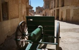 Un canon dans une rue du vieux village de Belchite, dans le nord de l'Espagne, le 8 juillet 2022