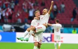 Les attaquants danois Andreas Cornelius (g) et Martin Braithwaite fêtent leur victoire contre le Pays de Galles en 8e de finale de l'Euro, à Amsterdam, le 26 juin 2021