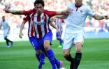 Le milieu français de Séville Samir Nasri (d) à la lutte avec le défenseur de l'Atletico Madrid Stefan Savic à Vicente Calderon, le 19 mars 2017
