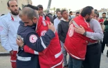 Des secouristes se consolent au complexe médical Nasser à Khan Younès, dans le sud de la bande de Gaza, après l'arrivée de corps de leurs collègues, le 30 mars 2025

