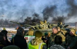 Photo diffusée le 28 novembre 2018 par le service de presse de la présidence ukrainienne montrant le président Petro Porochenko s'entretenant avec des tankistes lors d'exercices dans le nord du pays.