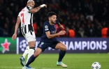L'attaquant portugais du PSG Gonçalo Ramos (d.) et le milieu brésilien de Newcastle Joelinton (g.) lors du match de Ligue des champions entre le Paris Saint-Germain et Newcastle United, à Paris, le 28 novembre 2023
