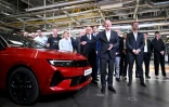 Le chancelier allemand Olaf Scholz (4eD), le PDG de Stellantis Carlos Tavares (6eD) et le PDG d'Opel Florian Huettl(3eD) visitent une usine Opel qui fête ses 125 ans, le 8 juin 2024 à Ruesselsheim, dans l'ouest de l'Allemagne