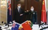 Rencontre, le 12 juin 2022 à Singapour en marge d'un sommet sur la sécurité en Asie-Pacifique, entre les ministres de la Défense australien, Richard Marles, et chinois, Wei Fenghe. Photo fournie par le ministère australien de la Défense