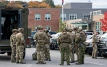 Des membres des forces de l'ordre rassemblés devant le lycée de Lewiston, le 26 octobre 2023 dans le Maine