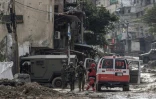 Des soldats israéliens inspectent une ambulance du Croissant rouge palestinien à l'entrée du camp de réfugiés de Tulkarem, lors d'une opération en Cisjordanie occupée, le 17 janvier 2024