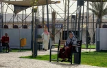 Des habitants dans un parc près de nouveaux projets de logements à Derna, dans l'est de la Libye, le 15 mai 2026