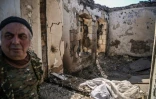 Micha Gyurjian, le maire de Martakert, au Nagorny Karabakh, dans une maison de sa ville détruite par un bombardement, le 19 octobre 2020
