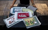 Le caricaturiste de Hong Kong Wong Kei-kwan pose avec ses dessins le 20 juin 2020