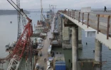 Long de 19 kilomètres, le "Pont de Crimée" traverse le détroit de Kertch, un bras de mer entre la mer d'Azov et la mer Noire, et relie la péninsule de Kertch, en Crimée, à la péninsule de Taman, dans le sud de la Russie
