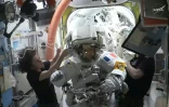 Image, extraite d'un flux vidéo en direct de la NASA et datée du 18 août 2026, montre l'astronaute française Sophie Adenot (au centre) rentrant à l'intérieur de la Station spatiale internationale (ISS) après sa première sortie dans l'espace