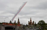 Une escadrille dessine avec des fumigènes le drapeau russe dans le ciel, survolant le Kremlin et la place Rouge pour les 75 ans de la victoire sur l'Allemagne nazie, à Moscou le 9 mai 2020