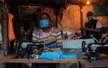Une femme fait des masques Ă bas prix dans le bidonville de Kibera, Ă Nairobi le 5 mai 2020