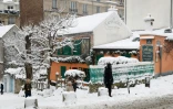 A Montmartre, le cabaret "Le lapin agile" sous la neige