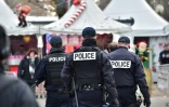 Des policiers sur le marché de Noël des Champs Elysées le 20 décembre 2016 à Paris
