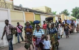Des habitants des quartiers sud de Brazzaville fuient des combats entre les forces de l'ordre congolaises et des assaillants non identifiés, le 4 avril 2016