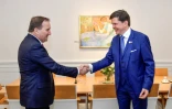 Le Premier ministre suédois Stefan Löfven (g) et le  président du parlement Andreas Norlen lors de la remise de sa démission, le 10 novembre 2021 à Stockholm