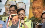 Des militants avec le portrait du Prix Nobel chinois Liu Xiaobo, alors emprisonné et malade, à Hong Kong le 5 juillet 2017