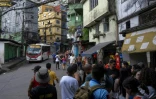 Des touristes visitent la favela Rocinha, à Rio de Janeiro, le 5 mars 2026 au Brésil