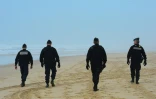 Des gendarmes patrouillent sur la plage du Grand Crohot près de Lège-Cap-Ferret (Gironde) le 19 mars 2020