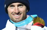 Le Français Pierre Vaultier et sa médaille d'or olympique du snowboard cross, le 15 février 2018 à Pyeongchang 