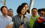 La présidente du pays Tsai Ing-wen (c) à la gare de Xinma (Taïwan) le 22 octobre 2018