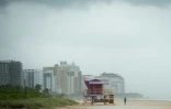 Un homme sur une plage désertée de Miami avant l'arrivée de l'ouragan Irma, le 9 septembre 2017 
