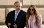 La chanteuse colombienne Shakira et son avocat Pau Molins (g) arrivent au tribunal de Barcelone, le 20 novembre 2023