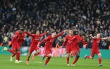 La joie des joueurs de Liverpool, après le tir au but manqué par le gardien espagnol de Chelsea, Kepa Arrizabalaga, lors de la finale de la Coupe de la Ligue anglaise, remportée par les Reds (0-0, 11-10 t.a.b.), le 27 février 2022 au Stade de Wembley à Londres