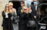 L'épouse de Guy Bedos, Joëlle Bercot (C), leur fille Victoria Bedos (G) et Muriel Robin (2G) à leur arrivée à l'église Saint-Germain-des-Prés à Paris le 4 juin 2020 pour assister aux funérailles
