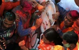 Un portrait de Narendra Modi brandi par ses partisans le 11 mars 2017 à Lucknow en Inde