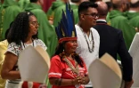 Des représentants des peuples indigènes d'Amazonie lors d'une homélie à la Basilique Saint-Pierre au Vatican, le 6 octobre 2019 