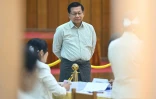 Le chef de la junte birmane Min Aung Hlaing (au centre) arrive pour voter lors de la première phase des législatives birmanes, dans un bureau de vote à Naypyidaw, le 28 décembre 2025