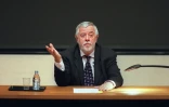 Le paléoanthropologue et historien de la préhistoire Yves Coppens donne un cours au Collège de France, le 9 avril 2002 à Paris