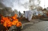 Des manifestants soudanais barrent une rue à Khartoum, en brûlant des pneus, alors que les forces de l'ordre tentent de disperser un sit-in du mouvement de la contestation le 3 juin 2019