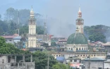 De la fumée au-dessus de la ville de Marawi lors d'un bombardement de l'aviation philippine sur des positions islamistes, le 24 juin 2017 sur l'île de Mindanao