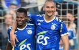 La joie des attaquants strasbourgeois, le Sénégalais Habib Diallo, auteur d'un doublé, et Ludovic Ajorque, également buteur face à Lorient, battu 4-0, lors de la 12e journée de Ligue 1, le 31 octobre 2021 au Stade de La Meinau