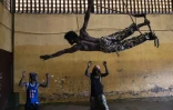 Le contorsionniste Mohamed Fofana s'entraîne  au trapèze au centre d'art acrobatique Fodéba Keïta, le 6 septembre 2025 à Conakry, en Guinée