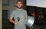 Le militant Nasser Zefzafi frappe sur une casserole lors d'une manifestation à al-Hoceima, le 6 mai 2017.