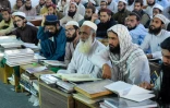 Des étudiants assistent à un cours à l'école coranique Darul Uloom Haqqania, le 19 octobre 2020 à Akora khattak, au Pakistan 