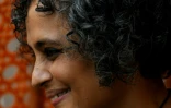 L'auteure indienne Arundhati Roy lors d'un interview avec l'AFP à New Delhi le 8 décembre 2017